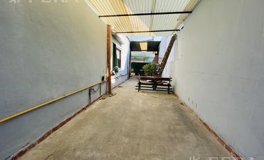 Venta de casa con cochera y terraza en Wilde