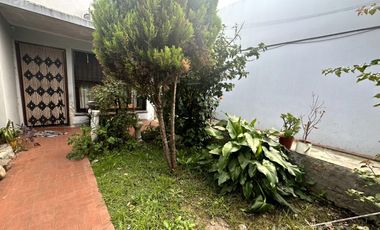 Venta de casa con cochera y terraza en Wilde