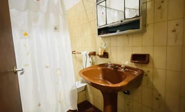 Venta de casa con cochera y terraza en Wilde