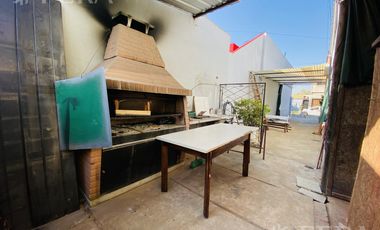 Venta de casa con cochera y terraza en Wilde