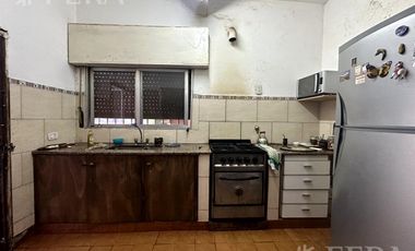 Venta de casa con cochera y terraza en Wilde