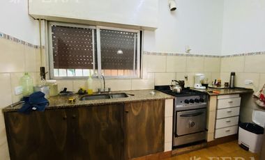 Venta de casa con cochera y terraza en Wilde