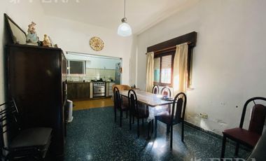 Venta de casa con cochera y terraza en Wilde