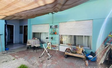 Venta de casa con cochera y terraza en Wilde