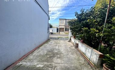 Venta de casa con cochera y terraza en Wilde