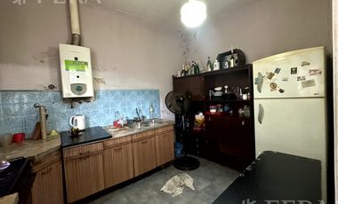 Venta de casa con cochera y terraza en Wilde