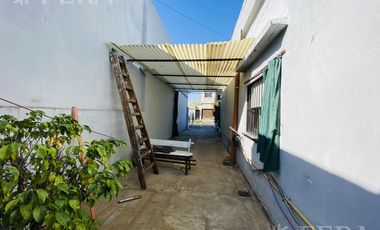 Venta de casa con cochera y terraza en Wilde