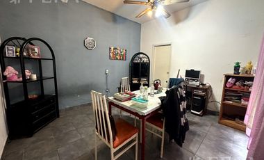 Venta de casa con cochera y terraza en Wilde