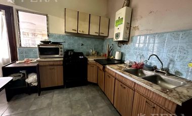Venta de casa con cochera y terraza en Wilde