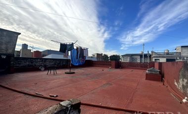 Venta de casa con cochera y terraza en Wilde