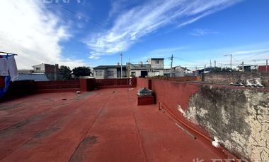 Venta de casa con cochera y terraza en Wilde