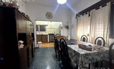 Venta de casa con cochera y terraza en Wilde