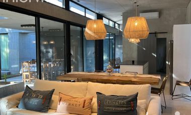 Casa - 5 ambientes con pileta, quincho y parrilla - Costa Esmeralda - VENTA -