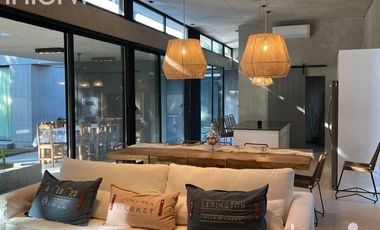 Casa - 5 ambientes con pileta, quincho y parrilla - Costa Esmeralda - VENTA -