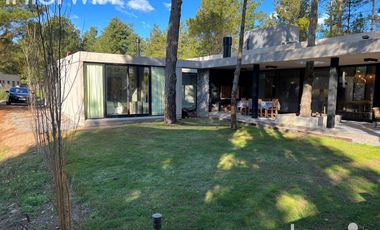 Casa - 5 ambientes con pileta, quincho y parrilla - Costa Esmeralda - VENTA -