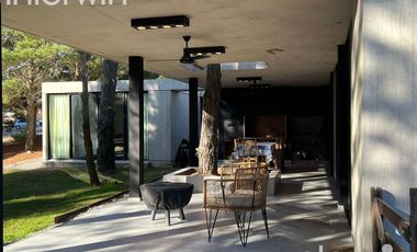 Casa - 5 ambientes con pileta, quincho y parrilla - Costa Esmeralda - VENTA -
