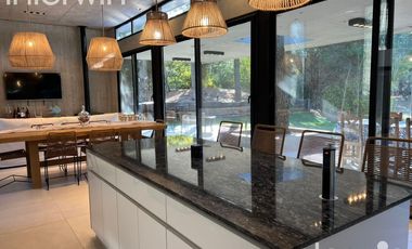 Casa - 5 ambientes con pileta, quincho y parrilla - Costa Esmeralda - VENTA -