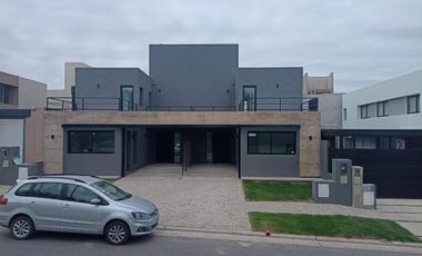 Venta - Duplex - 2 Dormitorios - B°  Miradores de Manantiales 2