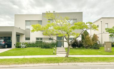 Casa en  Venta - Barrio Nuevo Quilmes - lote central.