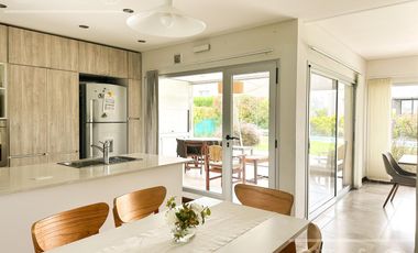 Casa en  Venta - Barrio Nuevo Quilmes - lote central.