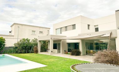 Casa en  Venta - Barrio Nuevo Quilmes - lote central.