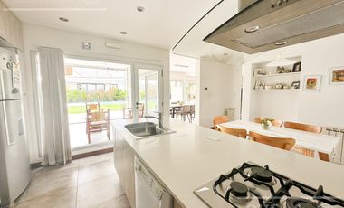 Casa en  Venta - Barrio Nuevo Quilmes - lote central.