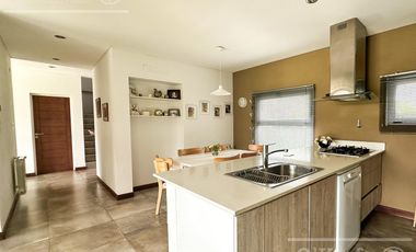 Casa en  Venta - Barrio Nuevo Quilmes - lote central.