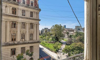 Señorial oficina en edificio frances en Tribunales