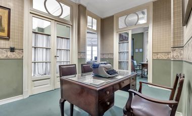 Señorial oficina en edificio frances en Tribunales