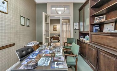 Señorial oficina en edificio frances en Tribunales