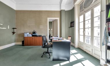 Señorial oficina en edificio frances en Tribunales