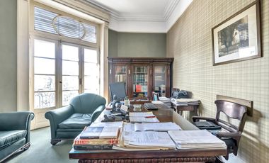 Señorial oficina en edificio frances en Tribunales