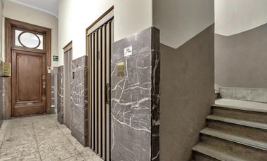 Señorial oficina en edificio frances en Tribunales