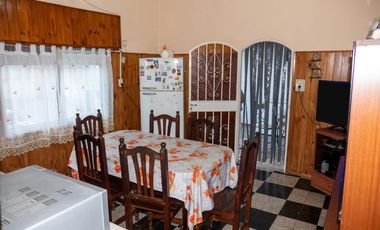 VENTA - 2 casas - sobre ruta 9 - Roldán