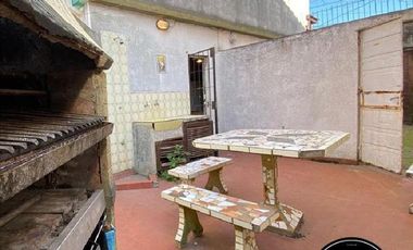 Casa con dos dormitorios a la venta en Santa Teresita - Calle 33 esquina 5