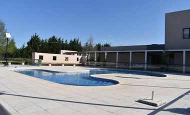 CASA EN ALQUILER ANUAL - 5amb C/ PILETA - HARAS SANTA MARIA -ESCOBAR