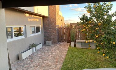 venta Casa en El Canton a la laguna 8 ambientes