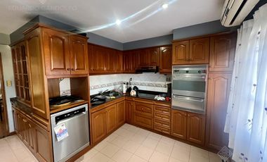 Casa de 6 ambientes con dos locales y gran fondo - Venta Directa!!