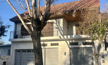 Casa de 6 ambientes con dos locales y gran fondo - Venta Directa!!