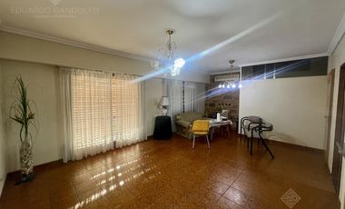 Casa de 6 ambientes con dos locales y gran fondo - Venta Directa!!