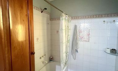 Casa de 6 ambientes con dos locales y gran fondo - Venta Directa!!