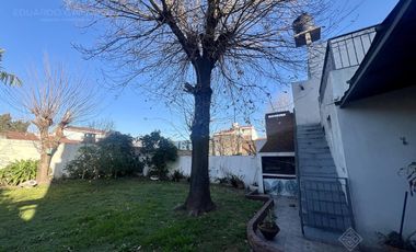 Casa de 6 ambientes con dos locales y gran fondo - Venta Directa!!