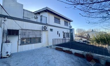 Casa de 6 ambientes con dos locales y gran fondo - Venta Directa!!