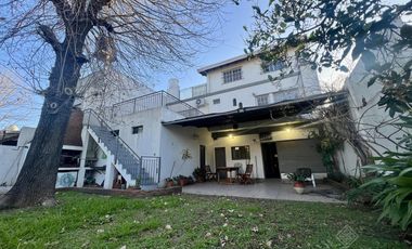 Casa de 6 ambientes con dos locales y gran fondo - Venta Directa!!