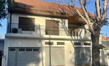 Casa de 6 ambientes con dos locales y gran fondo - Venta Directa!!