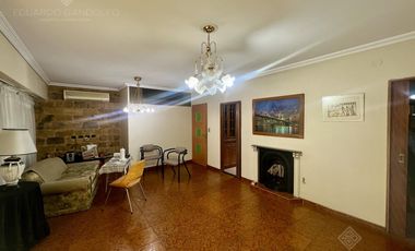 Casa de 6 ambientes con dos locales y gran fondo - Venta Directa!!