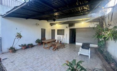 Casa de 6 ambientes con dos locales y gran fondo - Venta Directa!!