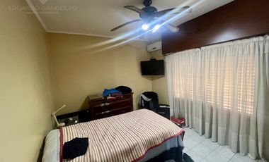 Casa de 6 ambientes con dos locales y gran fondo - Venta Directa!!