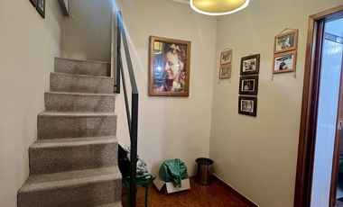 Casa de 6 ambientes con dos locales y gran fondo - Venta Directa!!
