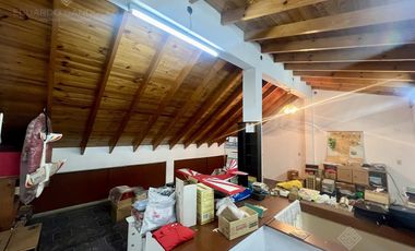 Casa de 6 ambientes con dos locales y gran fondo - Venta Directa!!